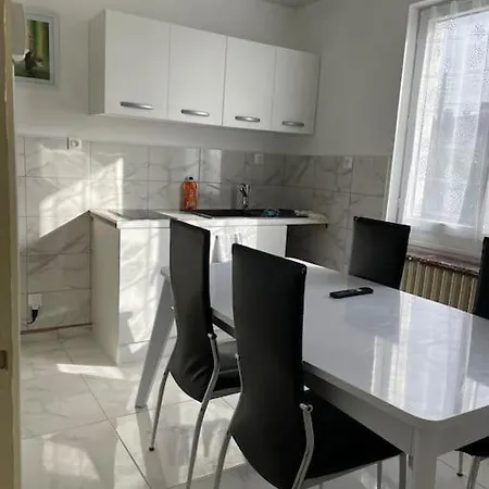 Maison Chaleureuse Et Bien Situee *